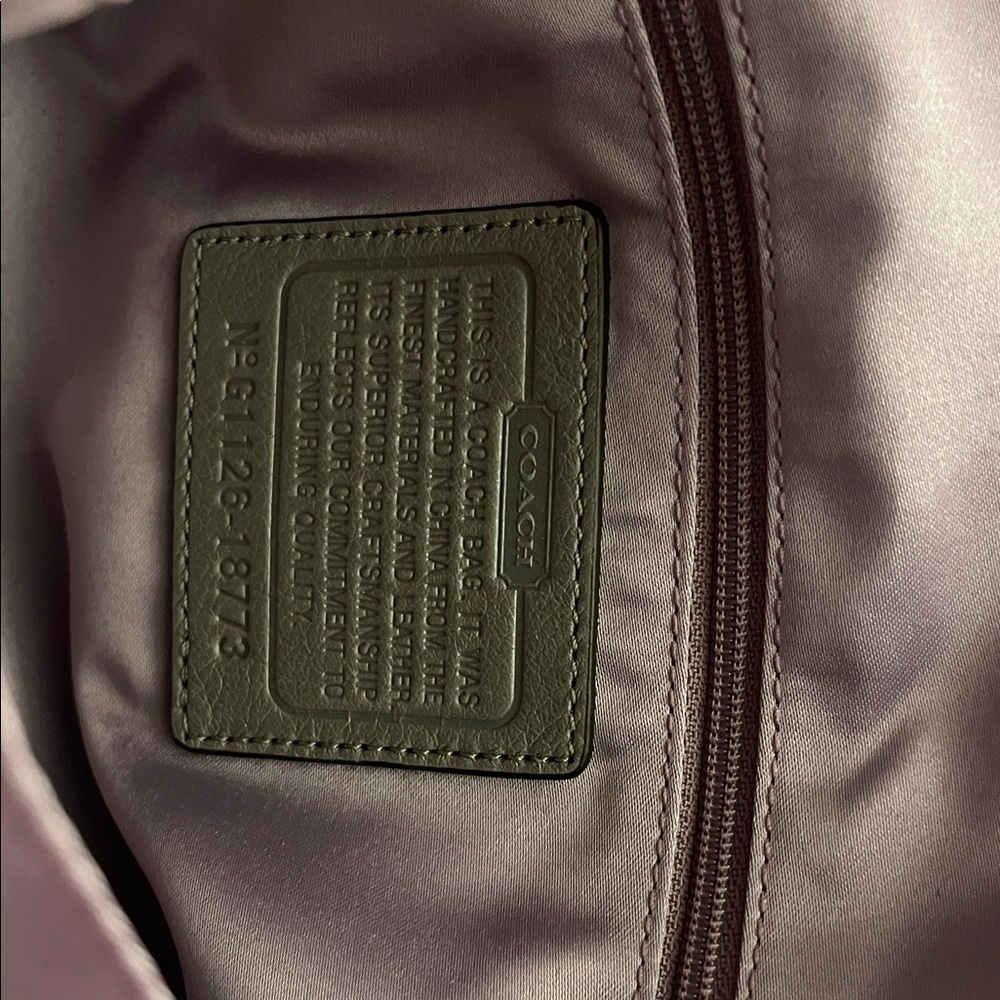 Shimmer yourself ready for upcoming games & holidays. Versatile, spacious, lux - Picture 2 of 7